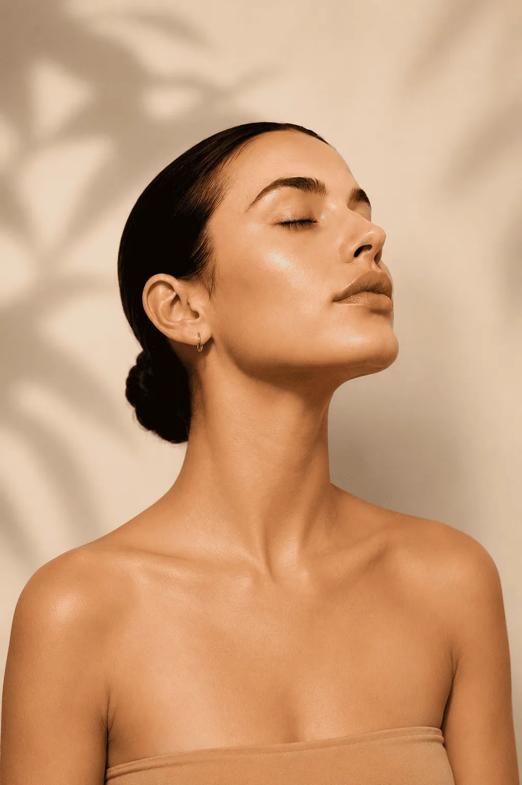Modelo realzando su belleza natural en SkinClinic, clínica de medicina estética en Madrid